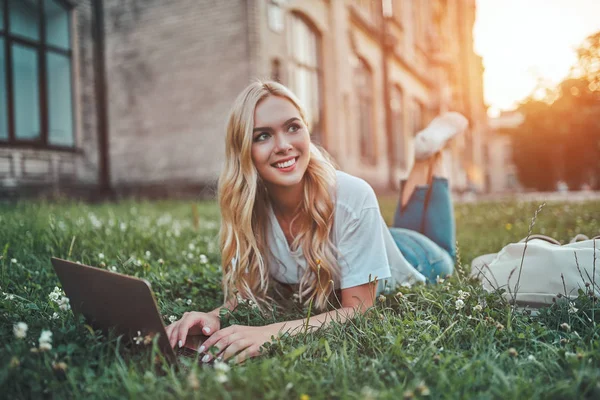 Attractive Young Woman Studying University Female Student Lying Grass Outdoors — Stock Photo, Image