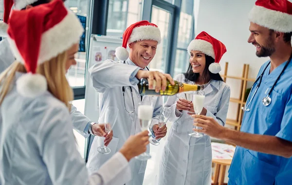 Feliz Natal Feliz Ano Novo Grupo Médicos Celebrando Férias Inverno — Fotografia de Stock