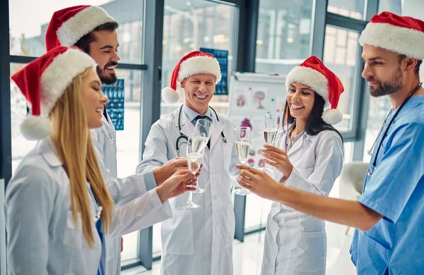 Feliz Natal Feliz Ano Novo Grupo Médicos Celebrando Férias Inverno — Fotografia de Stock