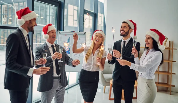 メリー クリスマスと新年あけましておめでとうございます 仕事で冬の休日を一緒に祝ってサラリーマンのグループ ビジネスマンのオフィスでシャンパンを飲む — ストック写真