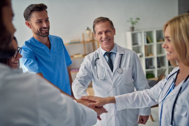 Birlikte klinikte çalışan doktorlar grubu. Sağlık personeli üniformalı.