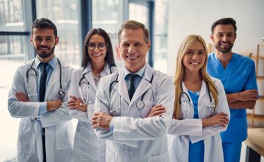 Birlikte klinikte çalışan doktorlar grubu. Sağlık personeli üniformalı.