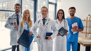 Birlikte klinikte çalışan doktorlar grubu. Sağlık personeli üniformalı.