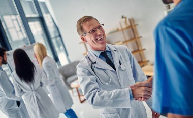 Birlikte klinikte çalışan doktorlar grubu. Sağlık personeli üniformalı.