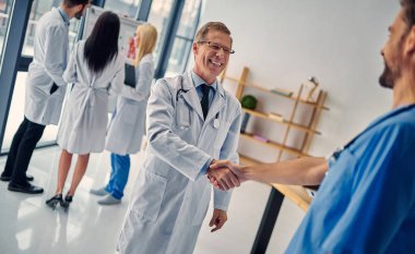 Birlikte klinikte çalışan doktorlar grubu. Sağlık personeli üniformalı.