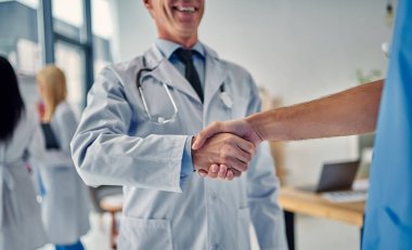 Birlikte klinikte çalışan doktorlar grubu. Sağlık personeli üniformalı.