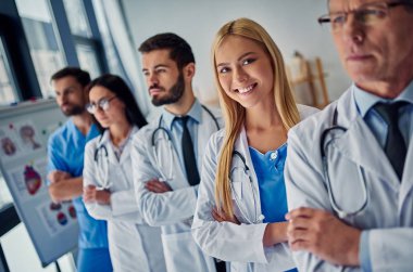 Birlikte klinikte çalışan doktorlar grubu. Sağlık personeli üniformalı.