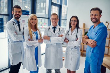 Birlikte klinikte çalışan doktorlar grubu. Sağlık personeli üniformalı.