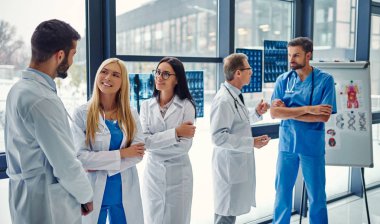 Birlikte klinikte çalışan doktorlar grubu. Sağlık personeli üniformalı.