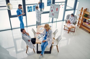 Birlikte klinikte çalışan doktorlar grubu. Sağlık personeli üniformalı.