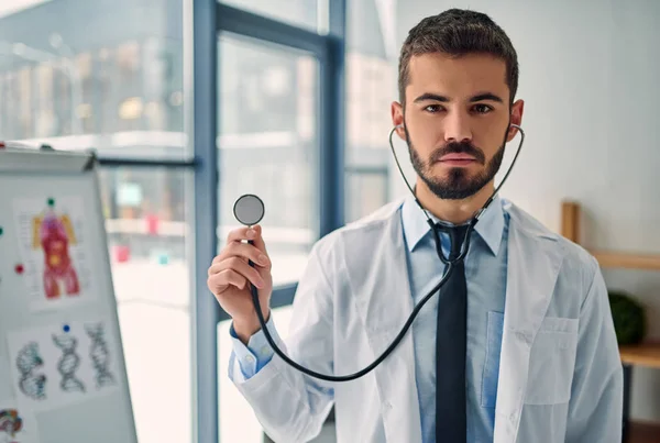 Ung Manlig Läkare Står Med Stetoskop Klinik — Stockfoto