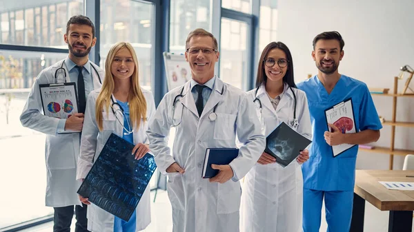 Grupp Läkare Arbetar Tillsammans Klinik Medicinsk Personal Uniform — Stockfoto