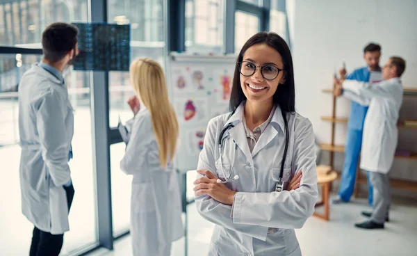 Grupp Läkare Arbetar Tillsammans Klinik Medicinsk Personal Uniform — Stockfoto