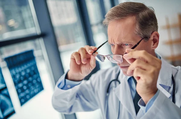 Médico Maduro Experimentado Clínica Médico Varón Uniforme Mirando Rayos Anteojos — Foto de Stock