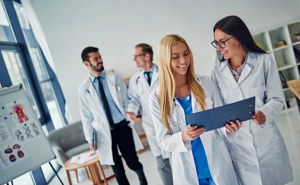 Grupo Médicos Que Trabalham Juntos Clínica Pessoal Médico Uniforme — Fotografia de Stock