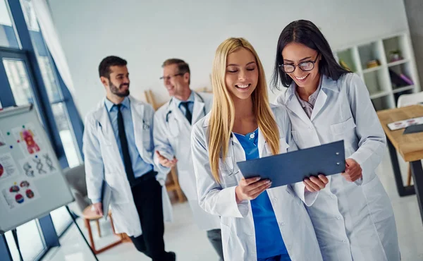 Grupp Läkare Arbetar Tillsammans Klinik Medicinsk Personal Uniform — Stockfoto