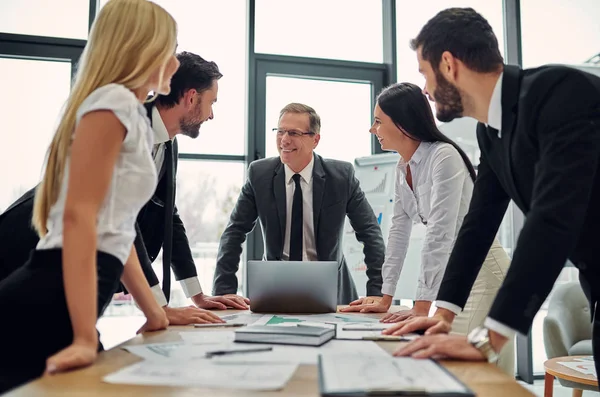 Birlikte çalışma office iş adamları. Grup ofis çalışanları.