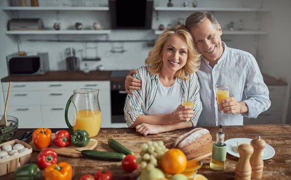 Pareja Mayor Está Cocinando Cocina Hermosa Mujer Hombre Guapo Están — Foto de Stock