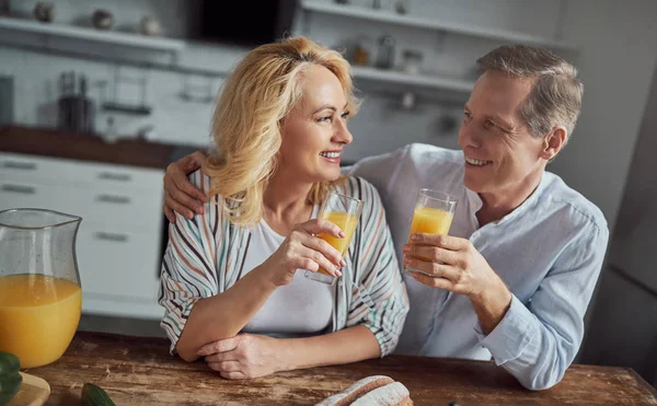 Seniorenpaar Kocht Der Küche Schöne Frau Und Schöner Mann Verbringen — Stockfoto