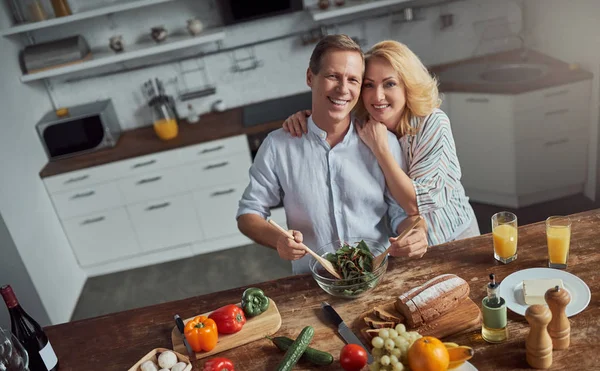 Casal Sénior Está Cozinhar Cozinha Mulher Bonita Homem Bonito Estão — Fotografia de Stock