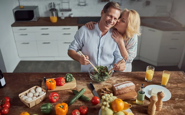 Pareja Mayor Está Cocinando Cocina Hermosa Mujer Hombre Guapo Están — Foto de Stock