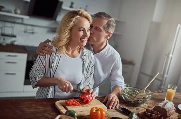 Pareja Mayor Está Cocinando Cocina Hermosa Mujer Hombre Guapo Están — Foto de Stock