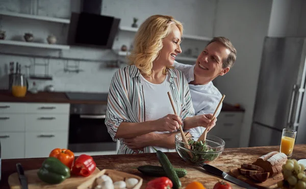 Casal Sénior Está Cozinhar Cozinha Mulher Bonita Homem Bonito Estão — Fotografia de Stock