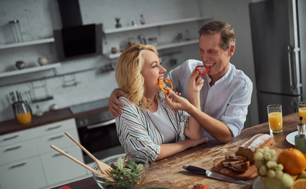 Pareja Mayor Está Cocinando Cocina Hermosa Mujer Hombre Guapo Están — Foto de Stock