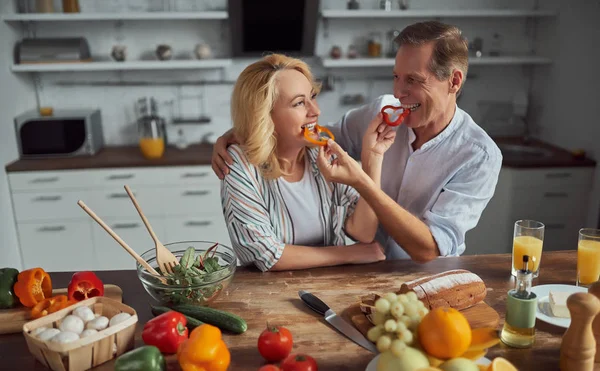 Pareja Mayor Está Cocinando Cocina Hermosa Mujer Hombre Guapo Están — Foto de Stock