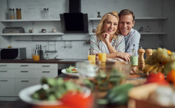 Pareja Mayor Está Cocinando Cocina Hermosa Mujer Hombre Guapo Están — Foto de Stock