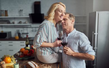 Üst düzey çift mutfak yemek pişiriyor. Güzel kadın ve yakışıklı adam birlikte evde vakit. Romantik bir akşam yemeği