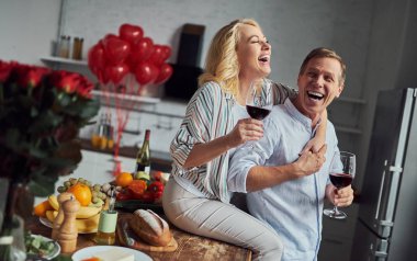 Aşk hiçbir yaş var! Romantik üst düzey çift ev Saint Valentine's Day kutluyor. Güzel kadın ve yakışıklı adam birlikte vakit zevk. Mutlu Saint Valentine's Day!