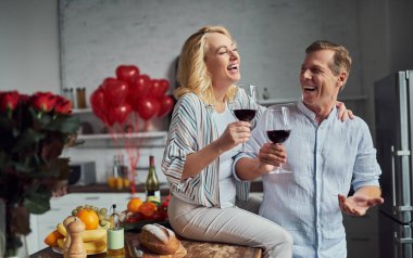 Aşk hiçbir yaş var! Romantik üst düzey çift ev Saint Valentine's Day kutluyor. Güzel kadın ve yakışıklı adam birlikte vakit zevk. Mutlu Saint Valentine's Day!