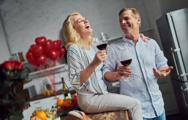 Aşk hiçbir yaş var! Romantik üst düzey çift ev Saint Valentine's Day kutluyor. Güzel kadın ve yakışıklı adam birlikte vakit zevk. Mutlu Saint Valentine's Day!