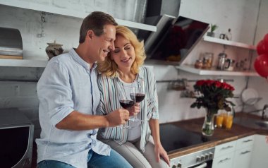 Aşk hiçbir yaş var! Romantik üst düzey çift ev Saint Valentine's Day kutluyor. Güzel kadın ve yakışıklı adam birlikte vakit zevk. Mutlu Saint Valentine's Day!