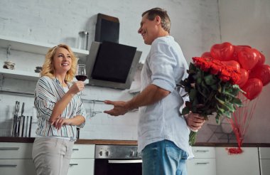 Aşk hiçbir yaş var! Romantik üst düzey çift ev Saint Valentine's Day kutluyor. Güzel kadın ve yakışıklı adam birlikte vakit zevk. Mutlu Saint Valentine's Day!