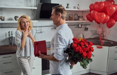 Aşk hiçbir yaş var! Romantik üst düzey çift ev Saint Valentine's Day kutluyor. Güzel kadın ve yakışıklı adam birlikte vakit zevk. Mutlu Saint Valentine's Day!