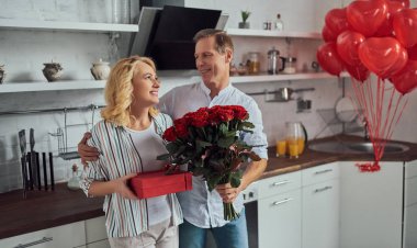 Aşk hiçbir yaş var! Romantik üst düzey çift ev Saint Valentine's Day kutluyor. Güzel kadın ve yakışıklı adam birlikte vakit zevk. Mutlu Saint Valentine's Day!