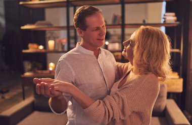 Aşk hiçbir yaş var! Romantik üst düzey çift ev Saint Valentine's Day kutluyor. Güzel kadın ve yakışıklı adam birlikte vakit zevk. Mutlu Saint Valentine's Day!