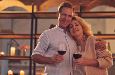 Aşk hiçbir yaş var! Romantik üst düzey çift ev Saint Valentine's Day kutluyor. Güzel kadın ve yakışıklı adam birlikte vakit zevk. Mutlu Saint Valentine's Day!