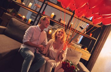 Aşk hiçbir yaş var! Romantik üst düzey çift ev Saint Valentine's Day kutluyor. Güzel kadın ve yakışıklı adam birlikte vakit zevk. Mutlu Saint Valentine's Day!