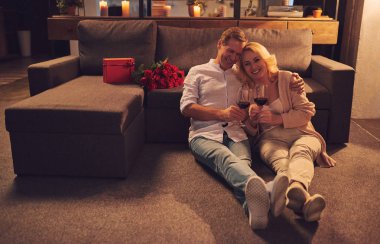 Aşk hiçbir yaş var! Romantik üst düzey çift ev Saint Valentine's Day kutluyor. Güzel kadın ve yakışıklı adam birlikte vakit zevk. Mutlu Saint Valentine's Day!