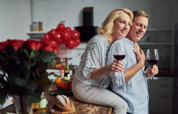 Liebe Hat Kein Alter Ein Romantisches Seniorenpaar Feiert Den Valentinstag — Stockfoto