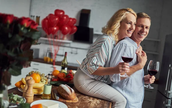 Aşk hiçbir yaş var! Romantik üst düzey çift ev Saint Valentine's Day kutluyor. Güzel kadın ve yakışıklı adam birlikte vakit zevk. Mutlu Saint Valentine's Day!