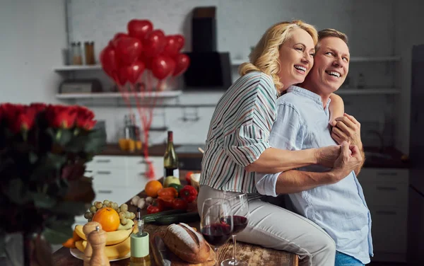 Cinta Tidak Memiliki Usia Pasangan Senior Yang Romantis Merayakan Hari — Stok Foto