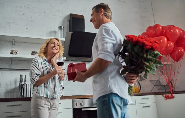 Amor Tiene Edad Pareja Mayor Romántica Celebrando Día San Valentín — Foto de Stock