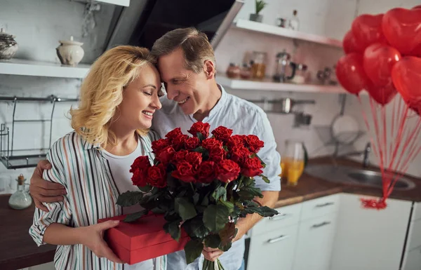 Amor Tiene Edad Pareja Mayor Romántica Celebrando Día San Valentín —  Fotos de Stock