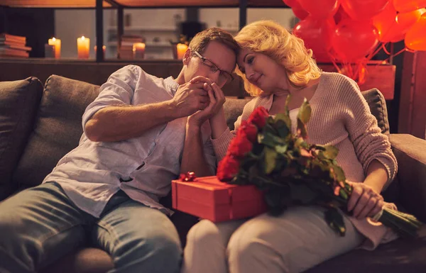Amor Tiene Edad Pareja Mayor Romántica Celebrando Día San Valentín — Foto de Stock