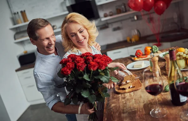 Miłość Nie Wieku Romantyczna Para Starszy Obchodzi Saint Walentynki Domu — Zdjęcie stockowe