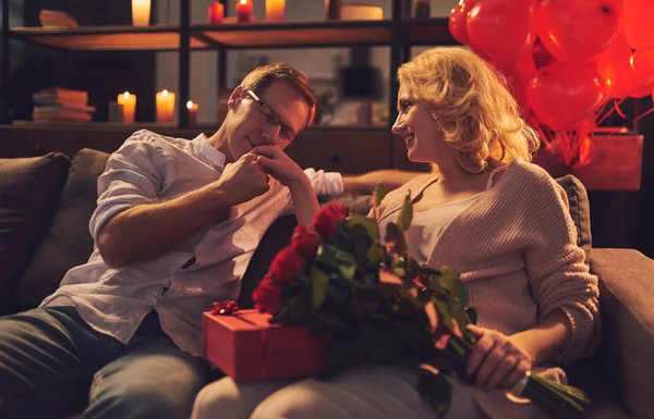 Dragostea Vârstă Cuplu Bătrâni Romantici Care Sărbătoresc Ziua Sfântului Valentin — Fotografie, imagine de stoc